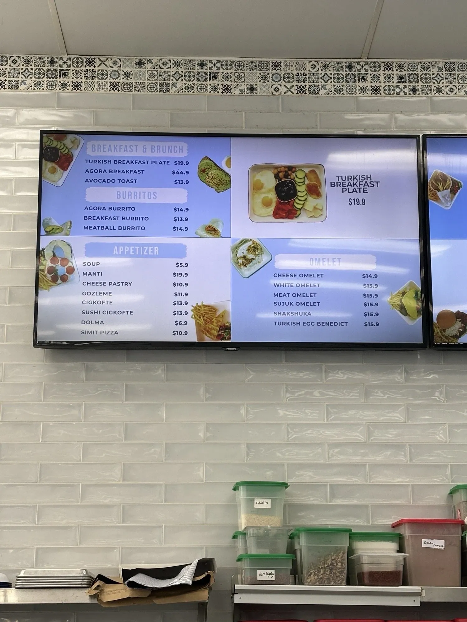 Tezgâh arkasında uygulanmış Agora Cafe dijital menü ekranı