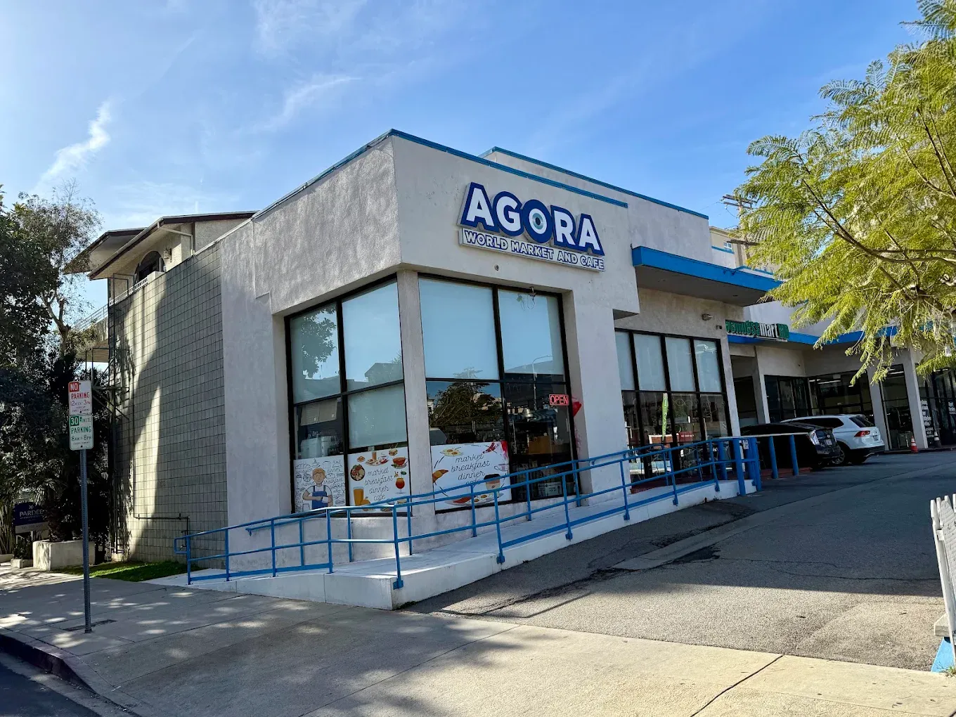 Los Angeles’taki Agora Cafe dış cephe ve mekân kimliği