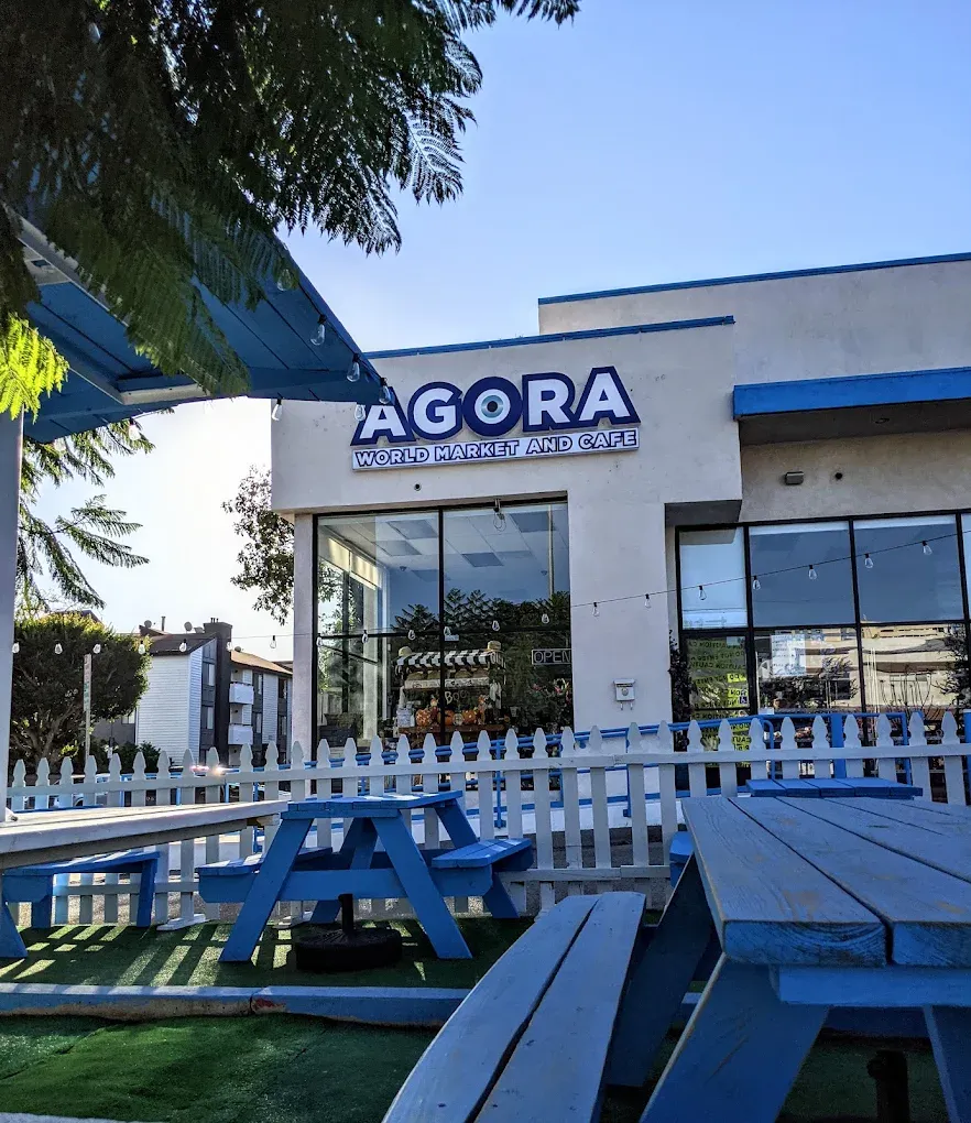 Agora Cafe dış cephe kimliği ve teras ortamı